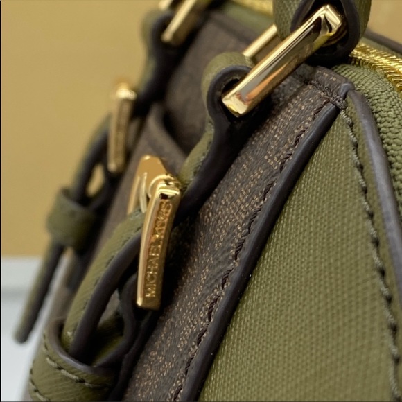 MICHAEL KORS CIARA MD MESSENGER DUFFLE Multi - Picture 16 of 16